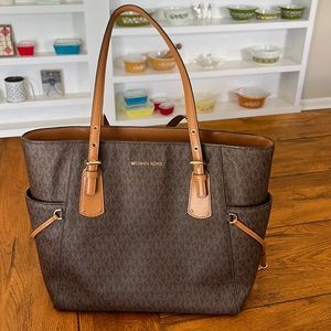 Large Michael Kors purse in like new condition.